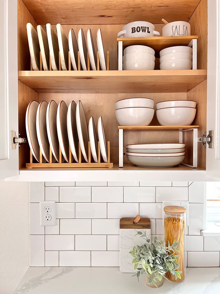 Read more about the article Mastering Kitchen Shelf Organization: 5 Essential Tips